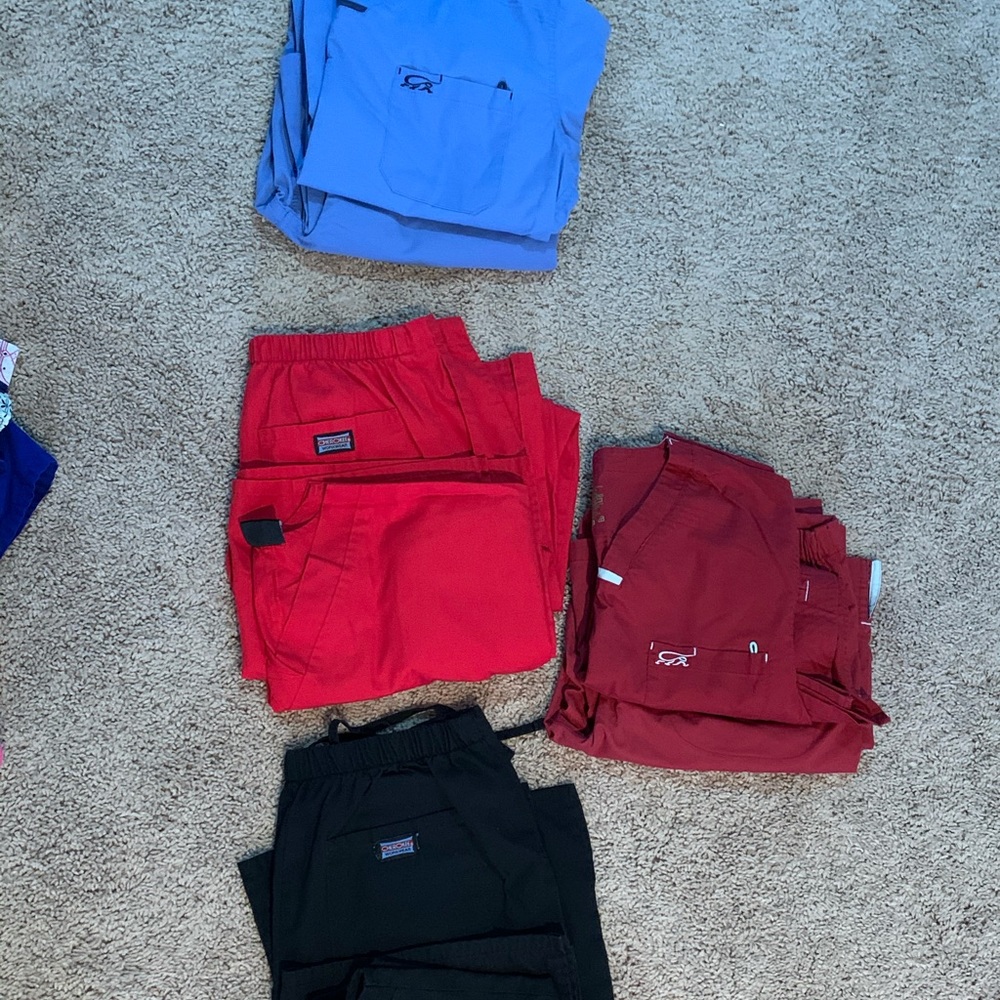 4 pairs of scrubs, women’s.  Mediums
